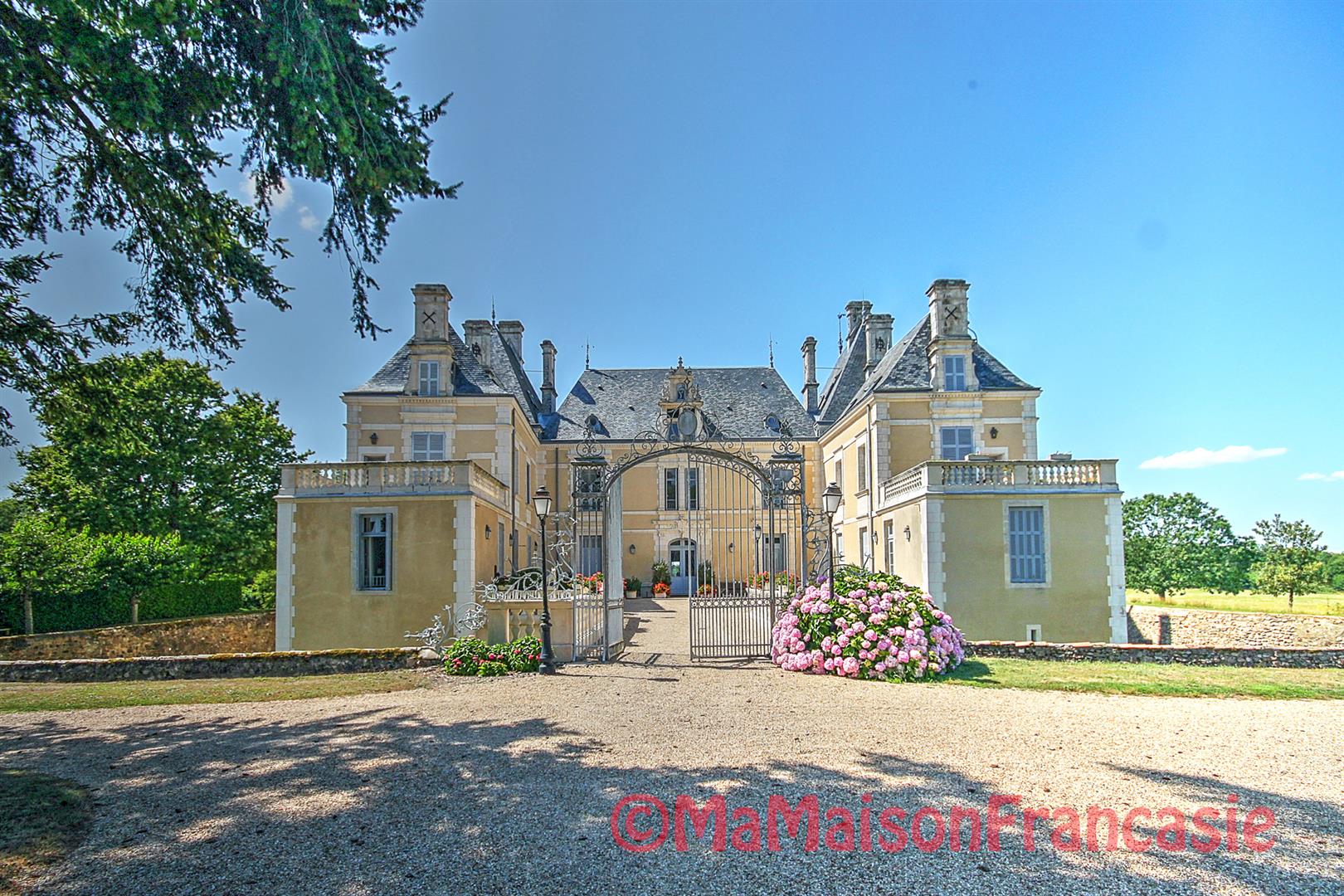 Luxury 1 bedroom apartment in grounds of chateau with pool adjacent to 27 hole golf course