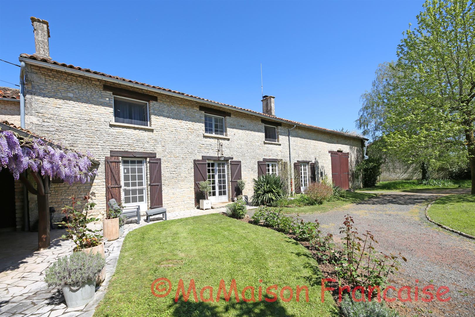 Lovely 4/5 bed stone house with barns and pool in a  village with bar