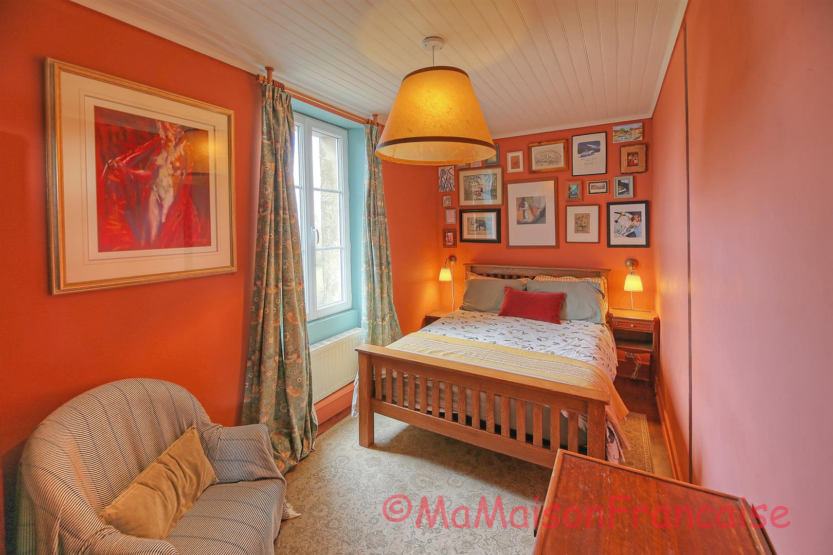 Maison de Maître in large gardens, natural swimming pool & solar panels