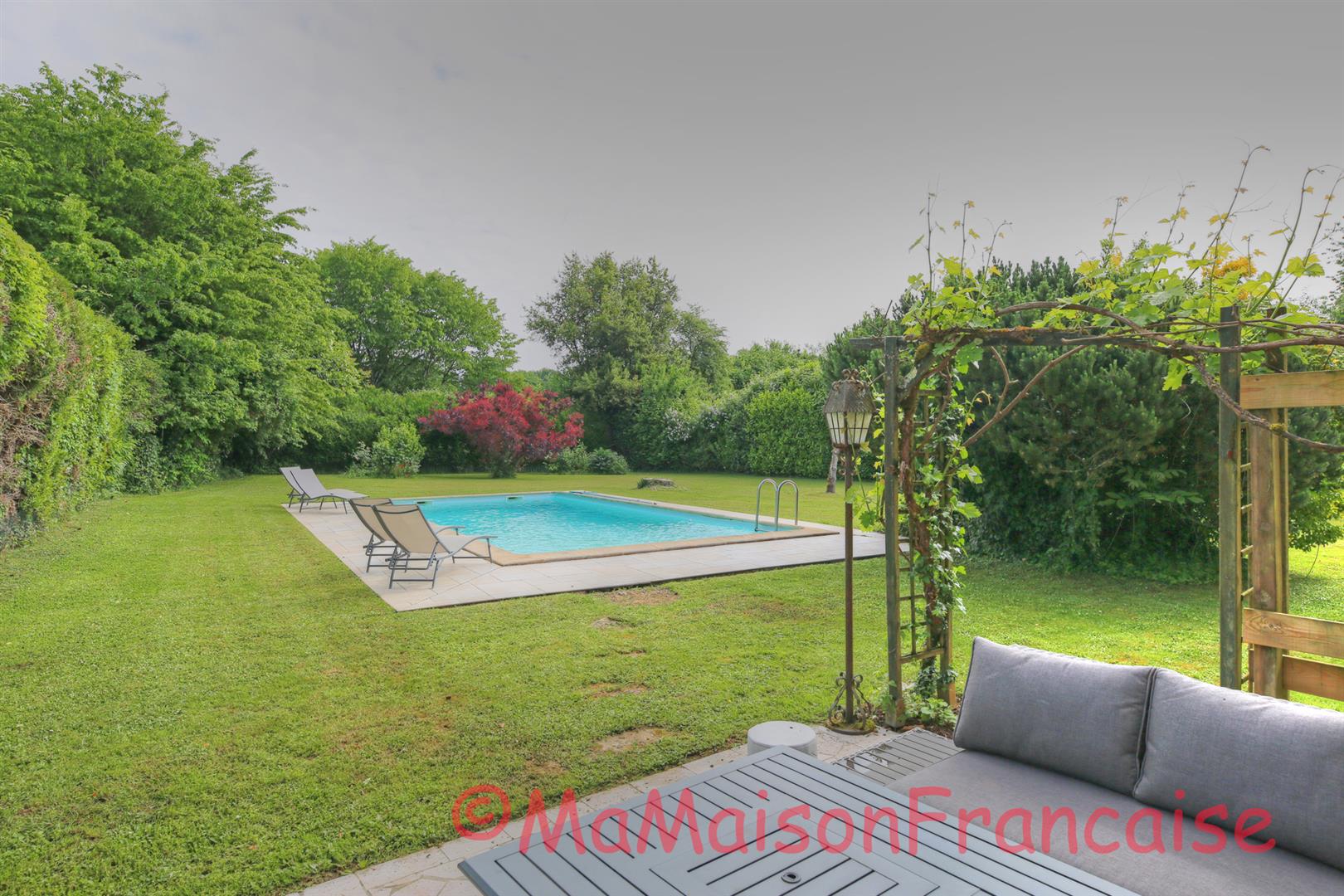 Lovely 4/5 bed stone house with barns and pool in a  village with bar