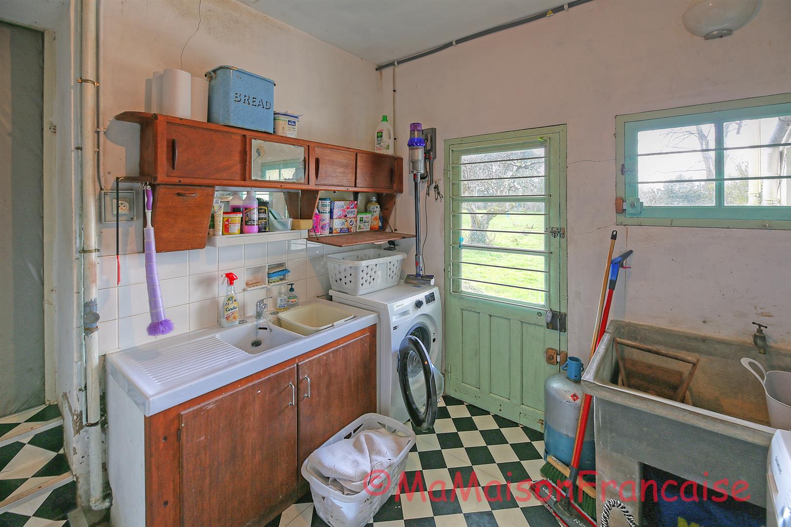 Maison de Maître in large gardens, natural swimming pool & solar panels