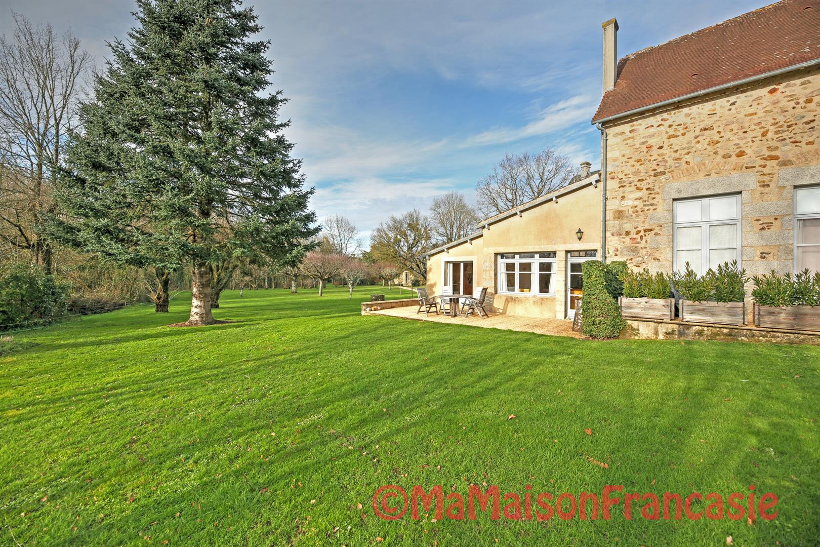 Luxury 1 bedroom apartment in grounds of chateau with pool adjacent to 27 hole golf course