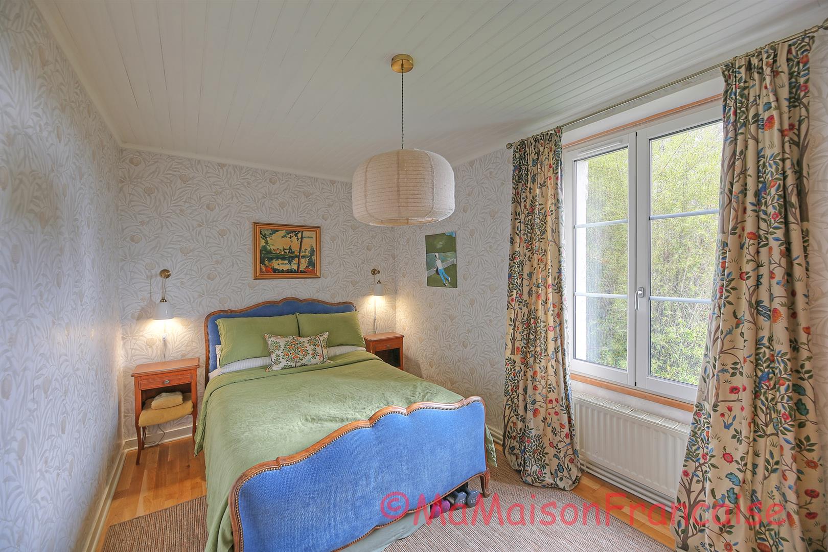 Maison de Maître in large gardens, natural swimming pool & solar panels