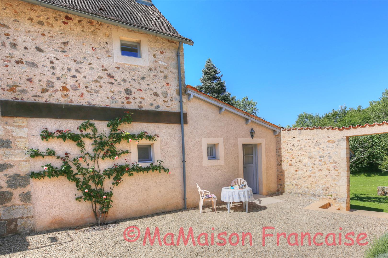 Luxury 1 bedroom apartment in grounds of chateau with pool adjacent to 27 hole golf course