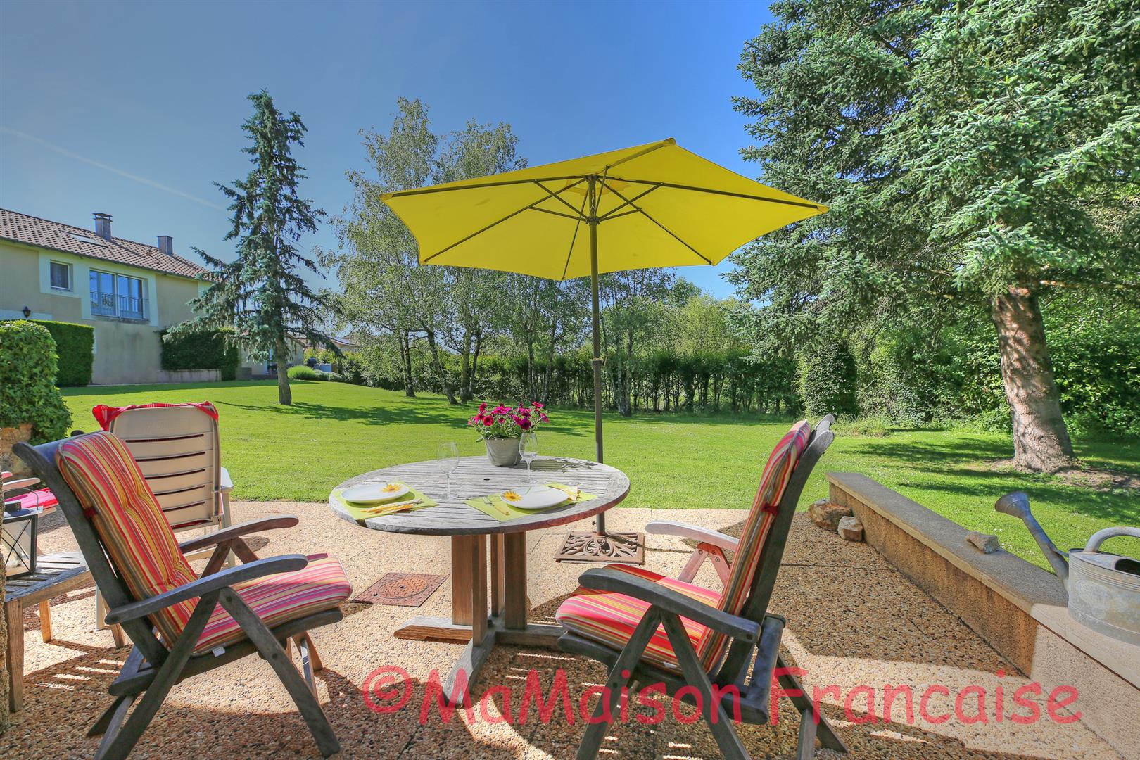 Luxury 1 bedroom apartment in grounds of chateau with pool adjacent to 27 hole golf course