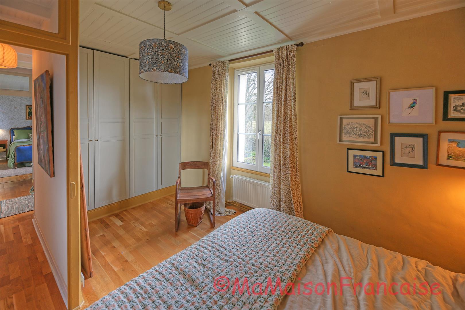 Maison de Maître in large gardens, natural swimming pool & solar panels