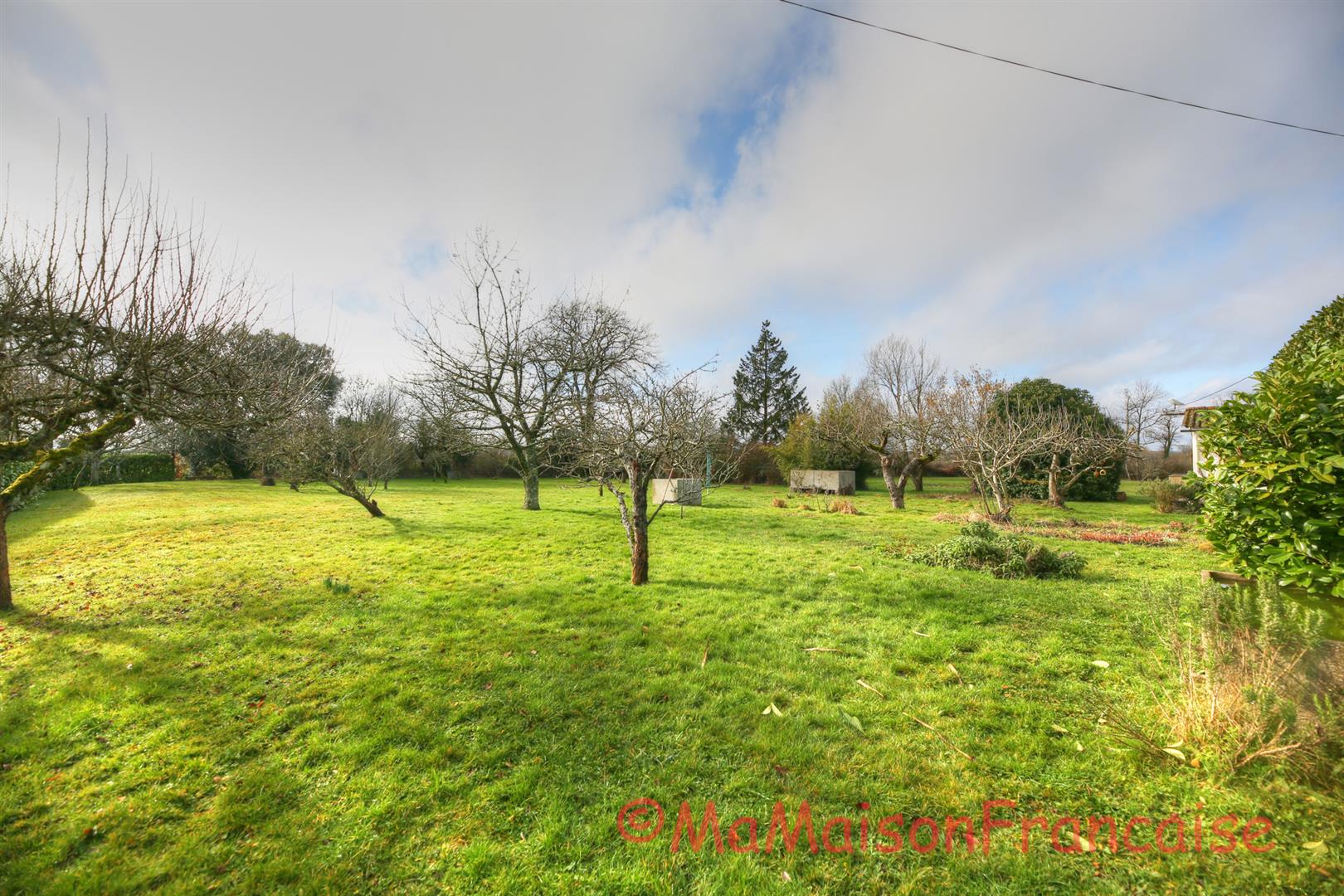 Maison de Maître in large gardens, natural swimming pool & solar panels