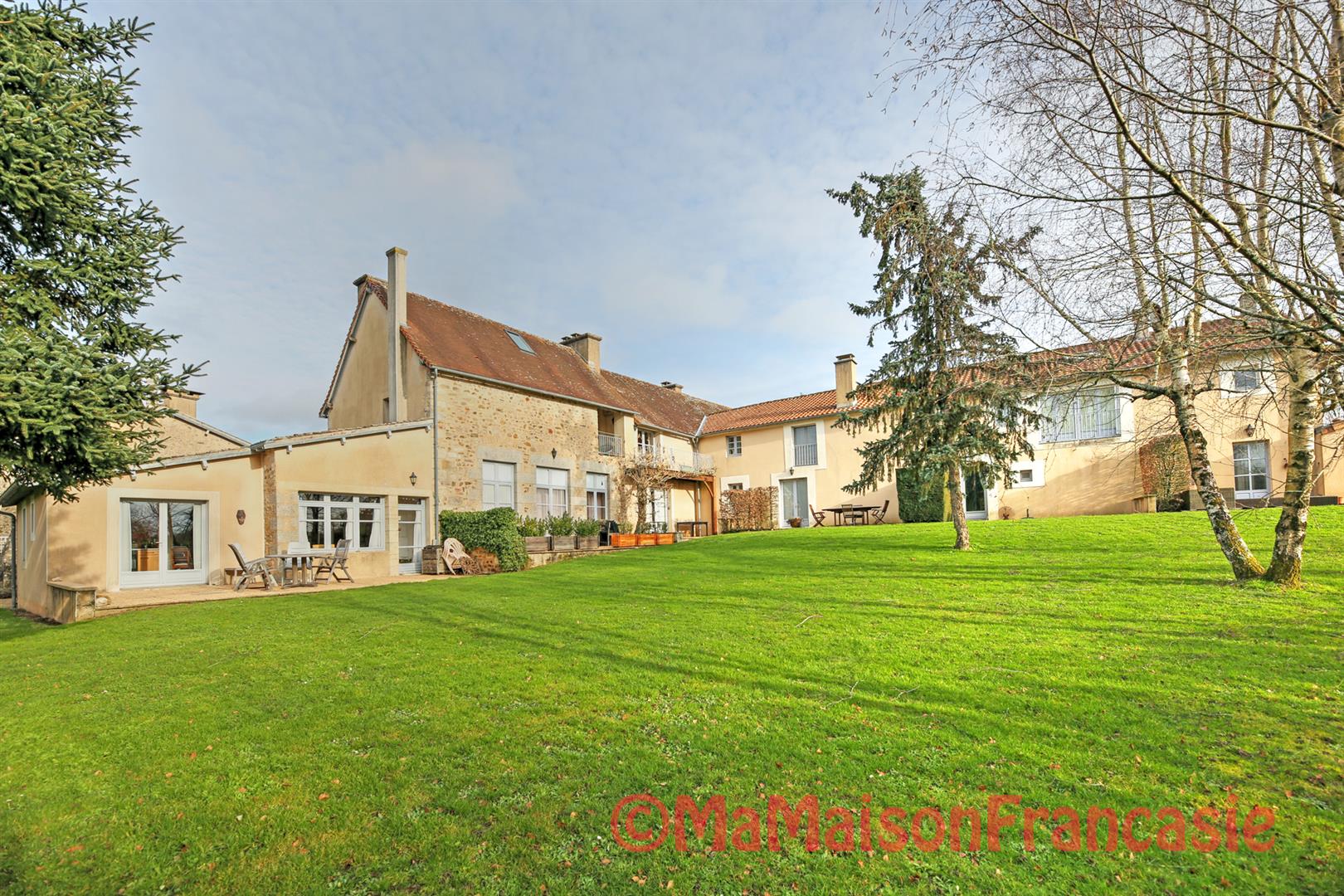Luxury 1 bedroom apartment in grounds of chateau with pool adjacent to 27 hole golf course