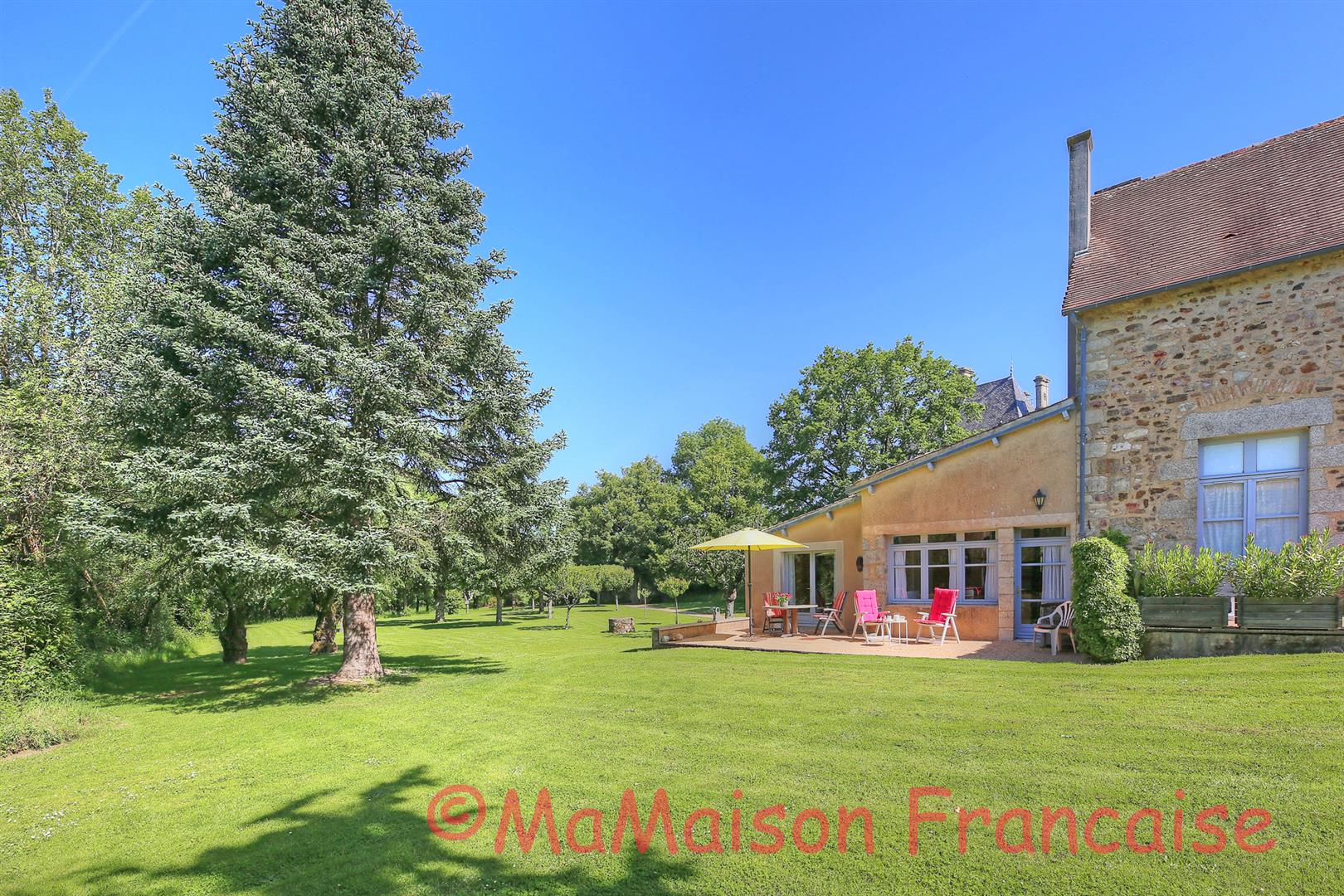 Luxury 1 bedroom apartment in grounds of chateau with pool adjacent to 27 hole golf course