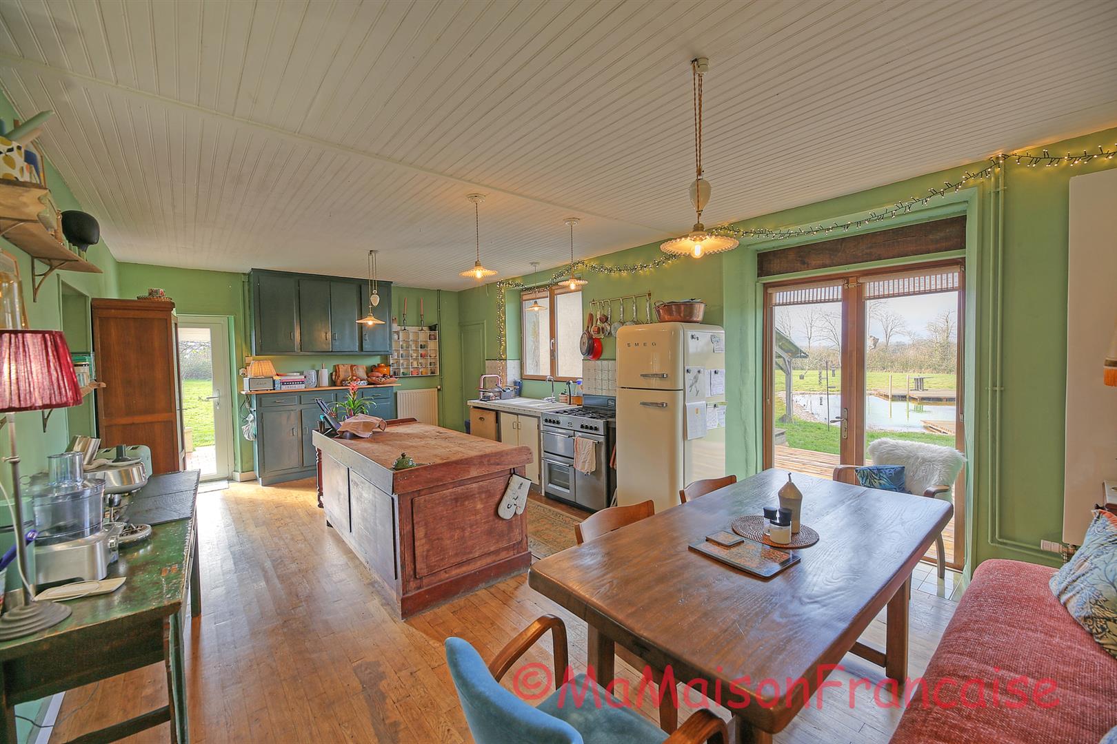 Maison de Maître in large gardens, natural swimming pool & solar panels