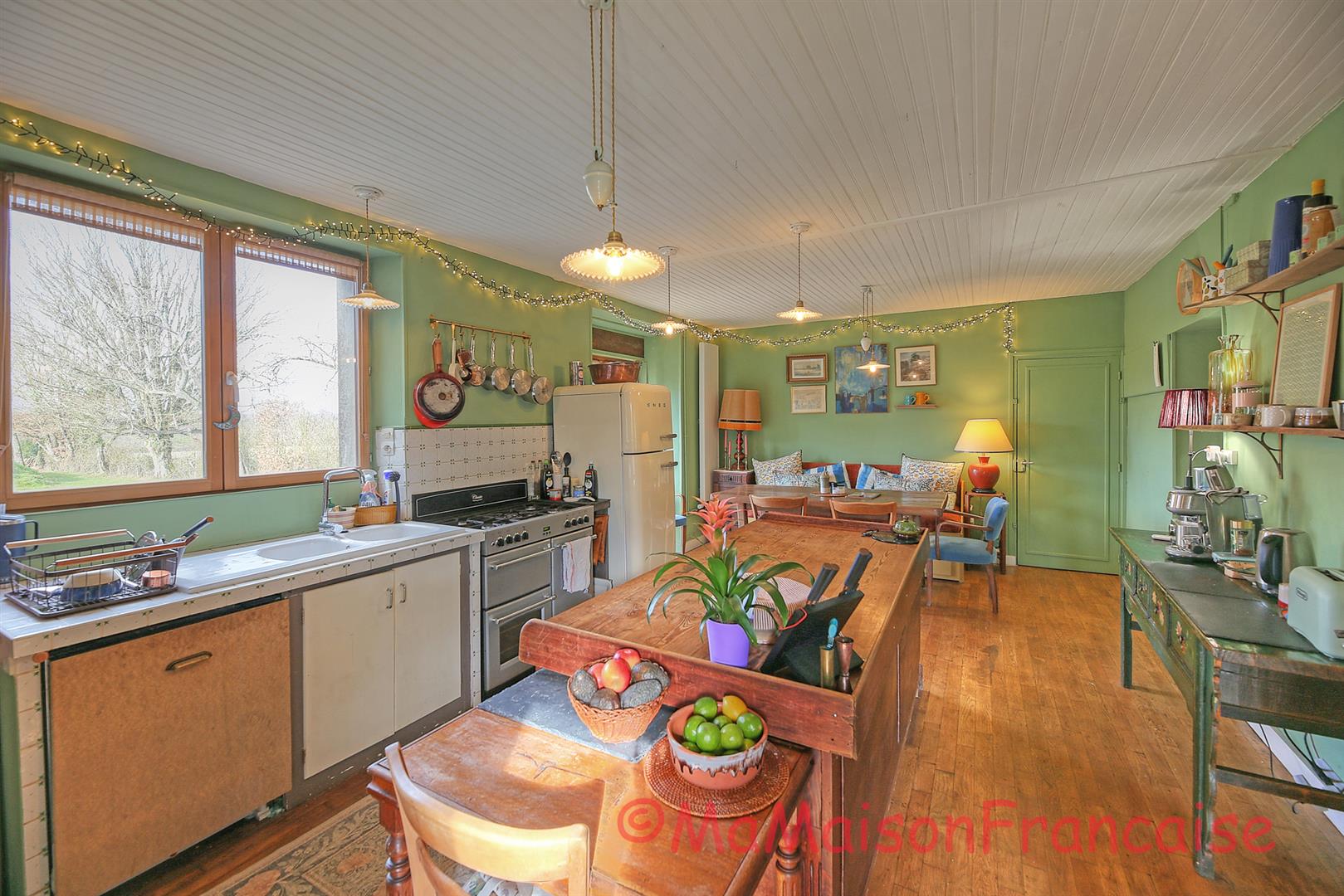 Maison de Maître in large gardens, natural swimming pool & solar panels