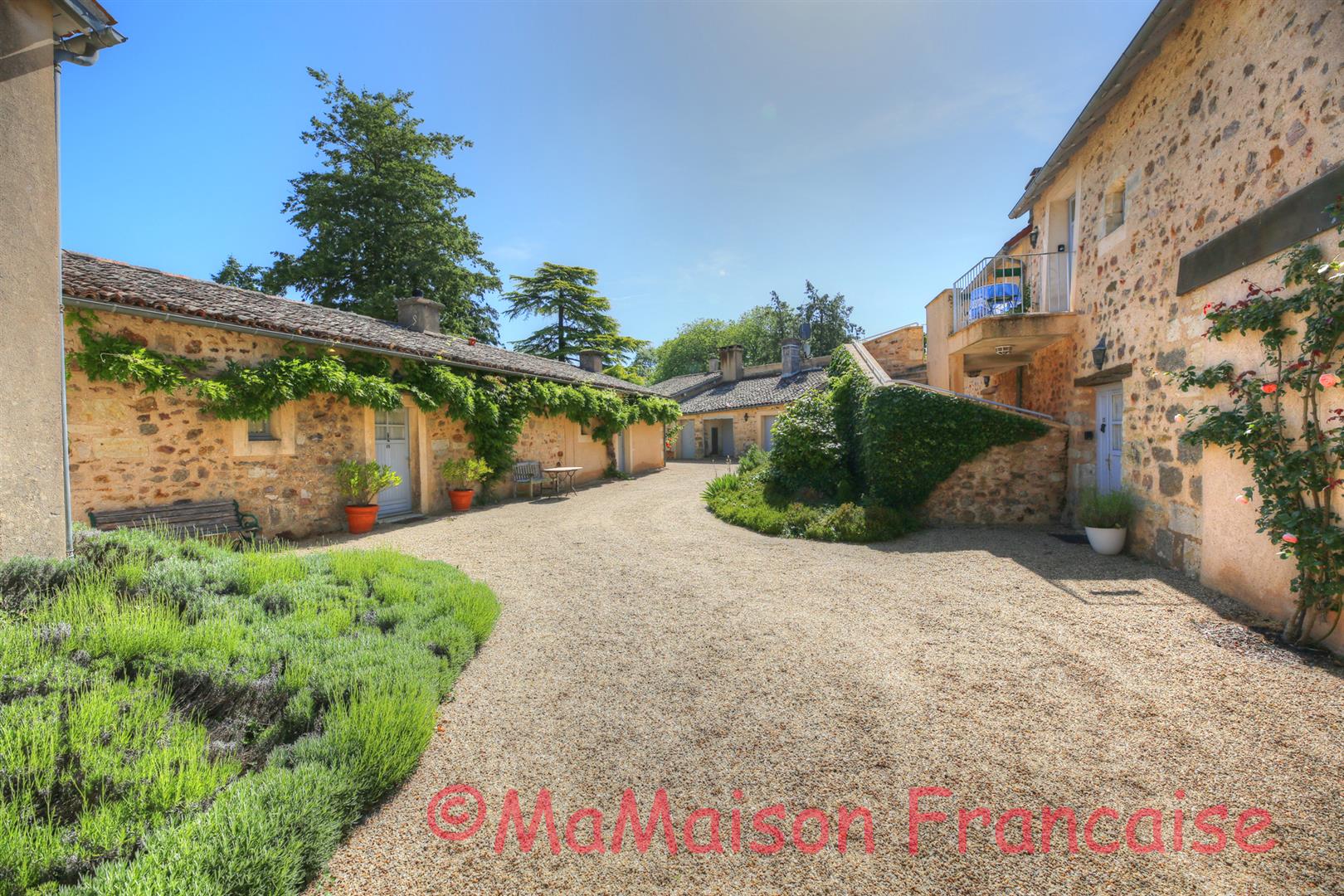 Luxury 1 bedroom apartment in grounds of chateau with pool adjacent to 27 hole golf course
