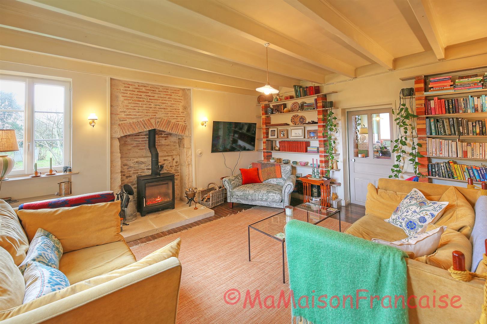 Maison de Maître in large gardens, natural swimming pool & solar panels