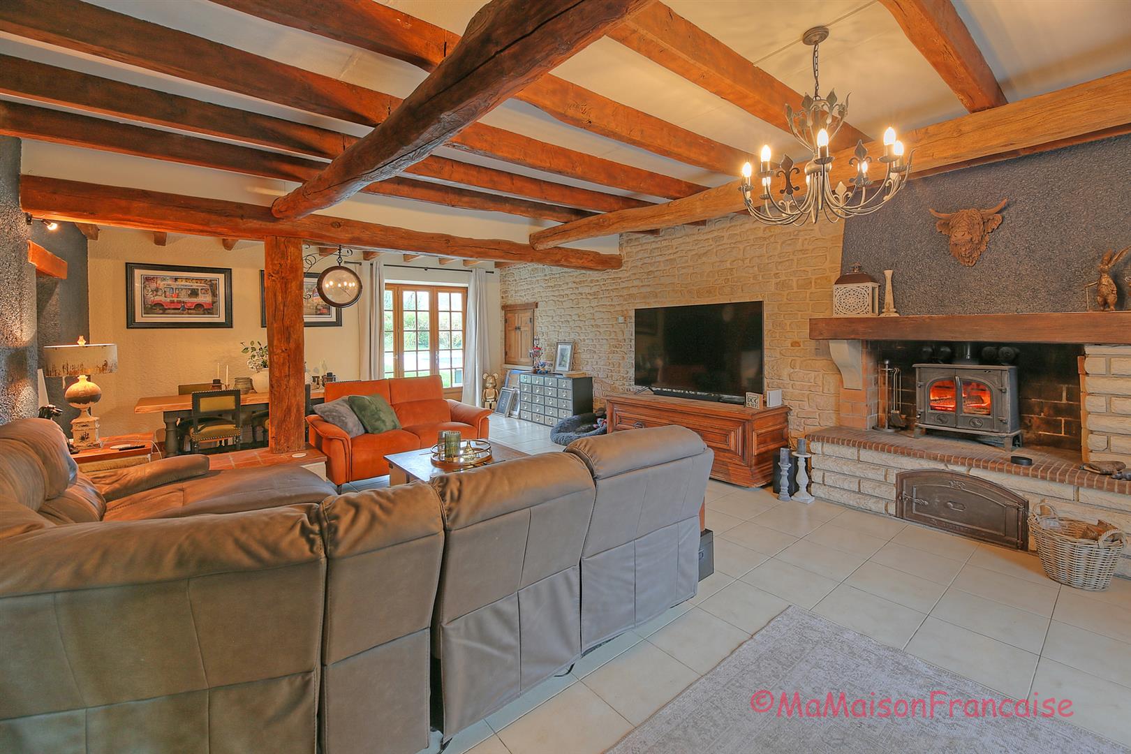 Lovely 4/5 bed stone house with barns and pool in a  village with bar