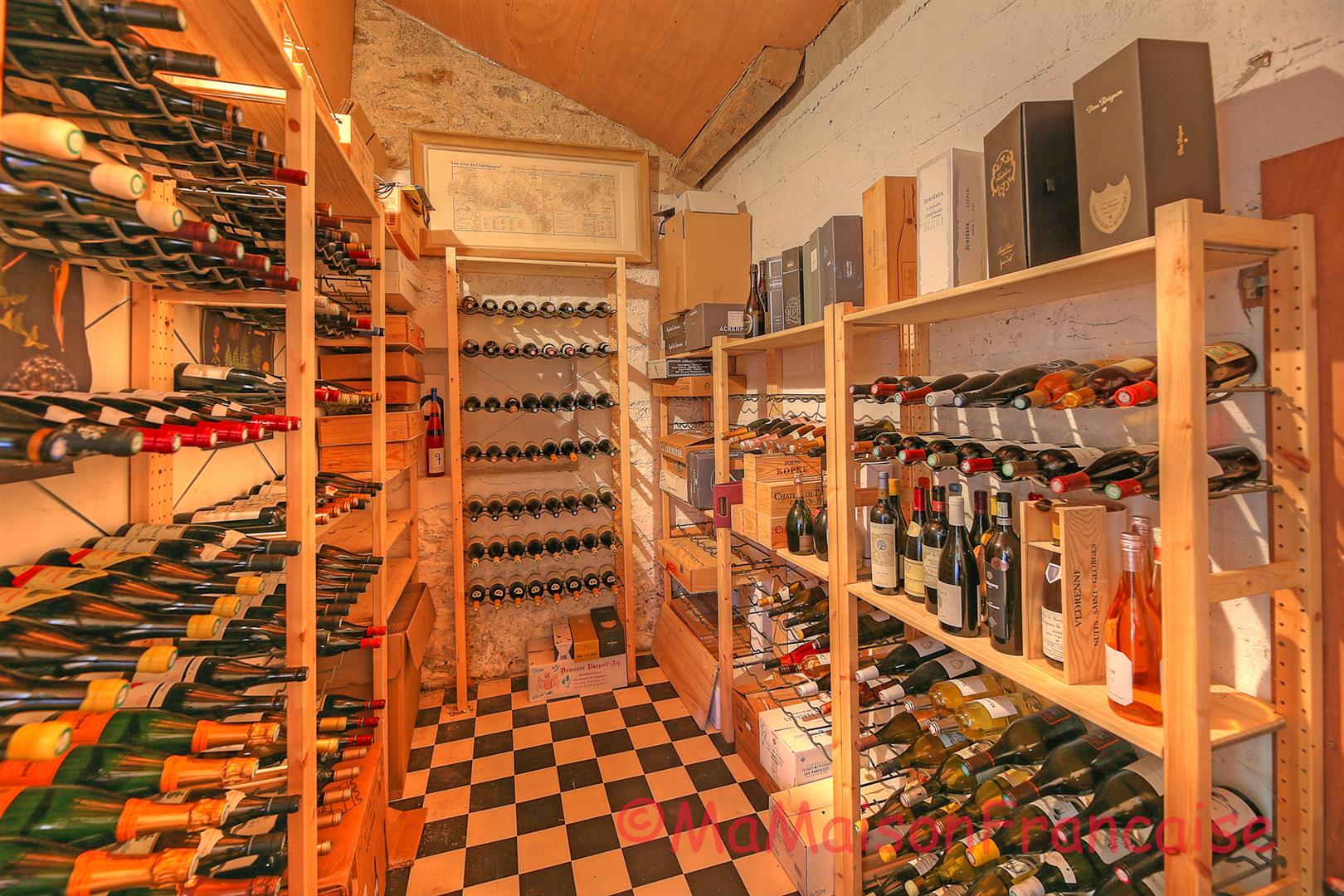 Maison de Maître in large gardens, natural swimming pool & solar panels