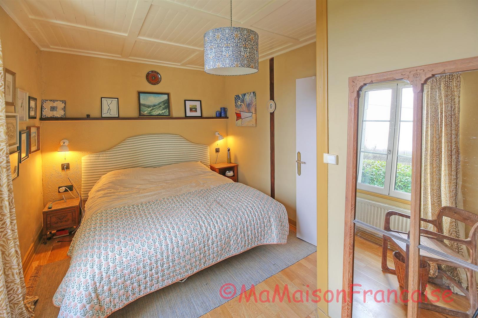 Maison de Maître in large gardens, natural swimming pool & solar panels