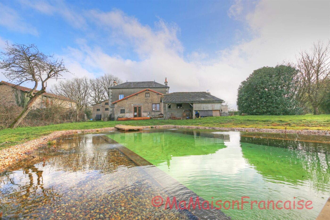 Maison de Maître in large gardens, natural swimming pool & solar panels