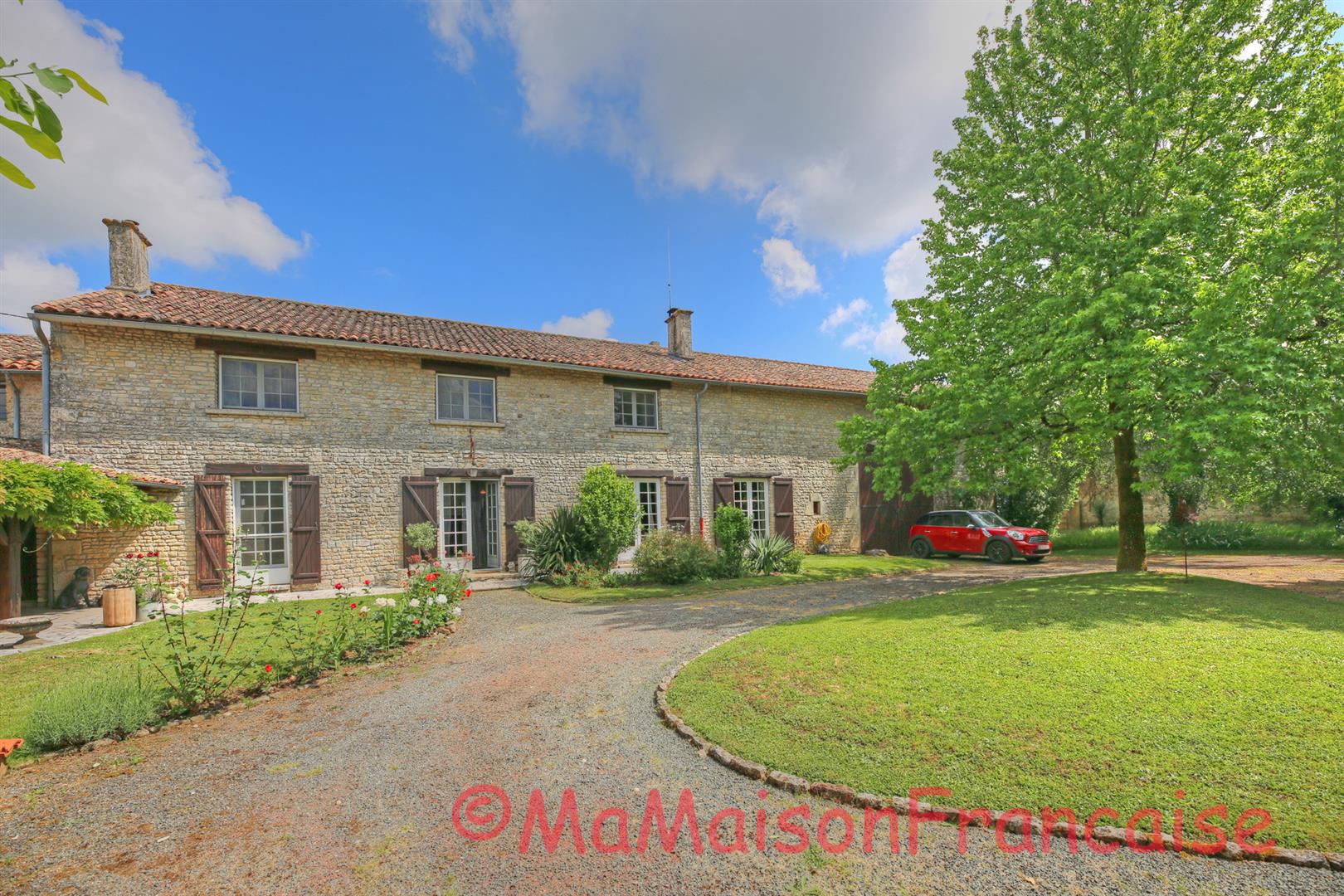 Lovely 4/5 bed stone house with barns and pool in a  village with bar