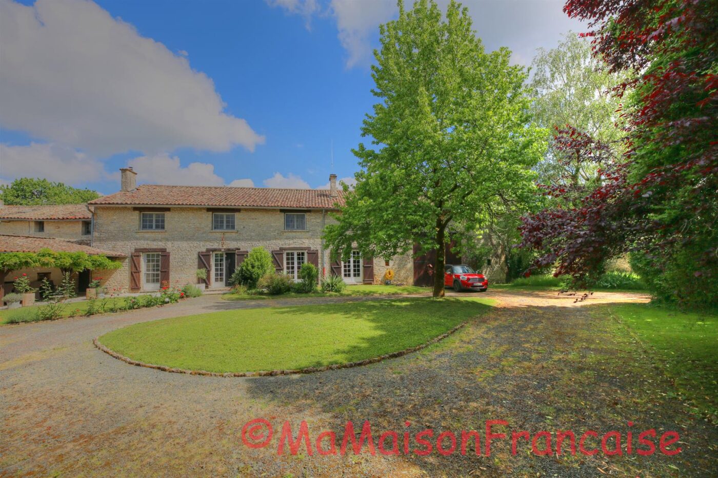 Lovely 4/5 bed stone house with barns and pool in a  village with bar