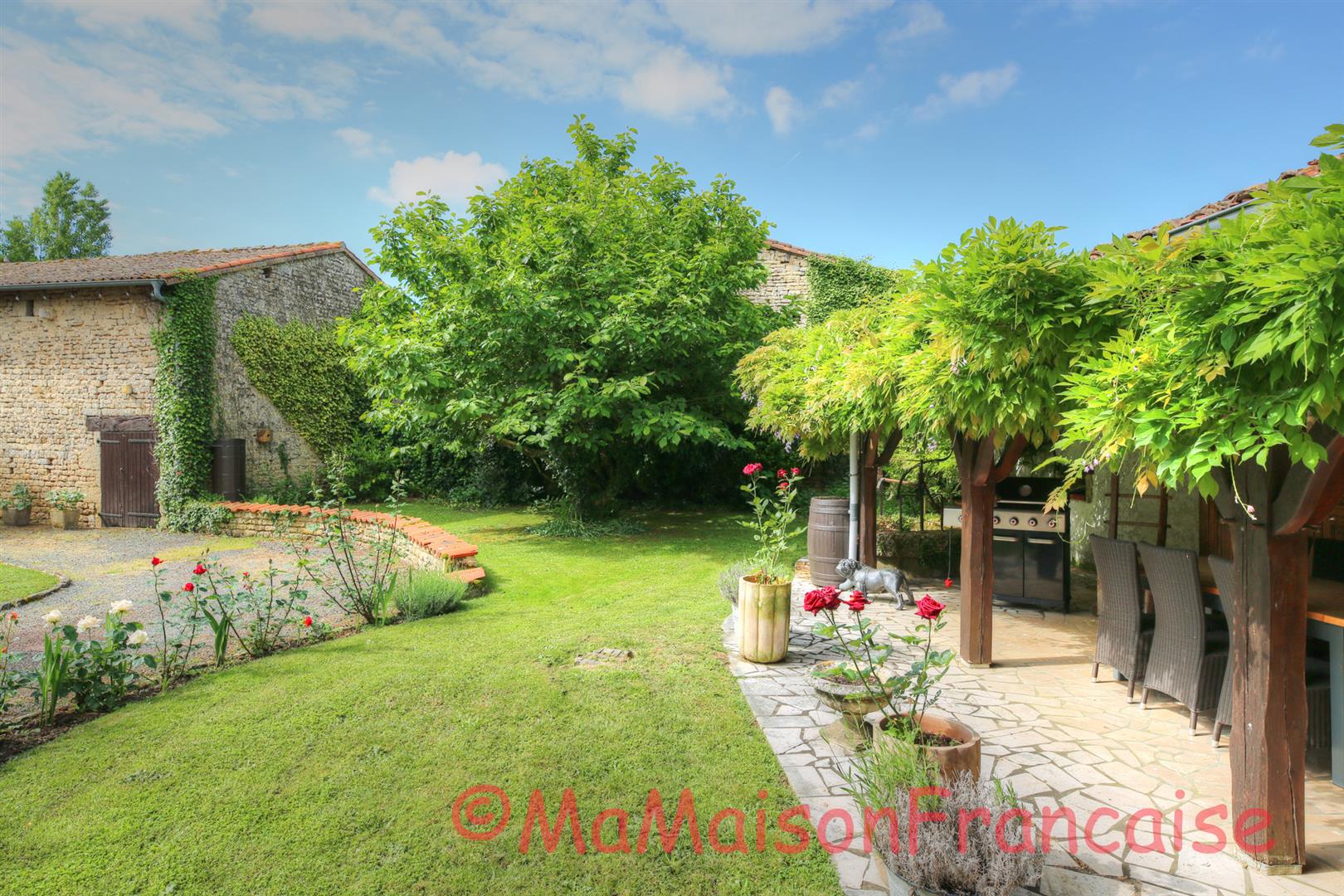 Lovely 4/5 bed stone house with barns and pool in a  village with bar