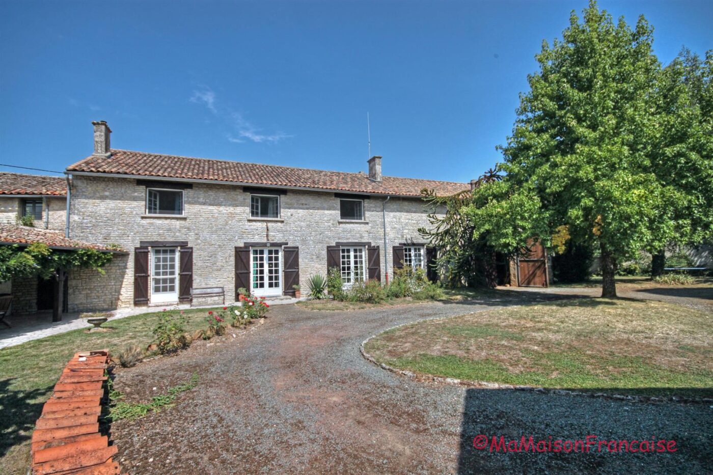 Lovely 4/5 bed stone house with barns and pool in a  village with bar