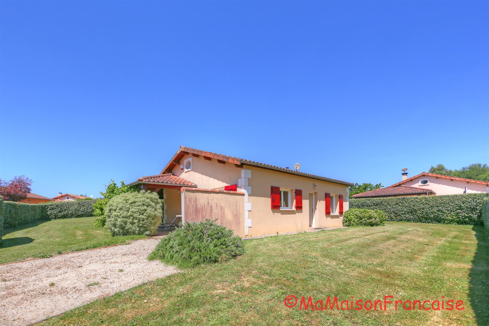 Immaculate 2bed/2bath Villa, communal swimming pool close to a 27 hole golf course