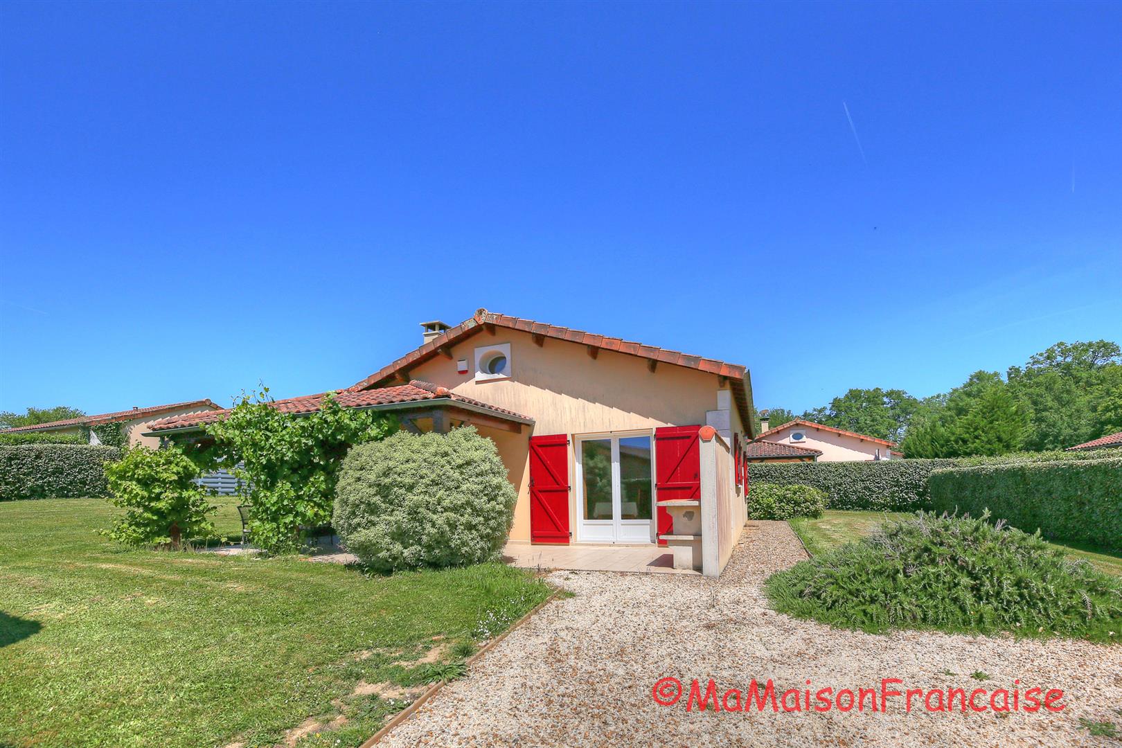 Immaculate 2bed/2bath Villa, communal swimming pool close to a 27 hole golf course
