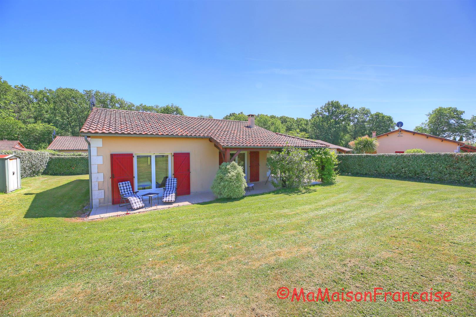 Immaculate 2bed/2bath Villa, communal swimming pool close to a 27 hole golf course
