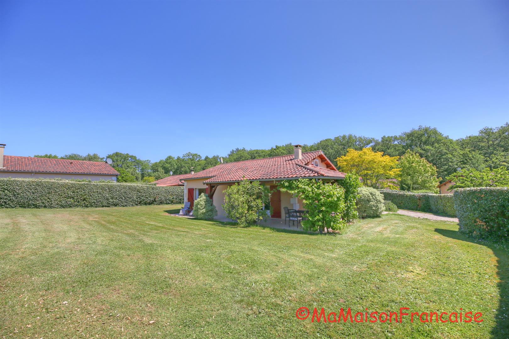 Immaculate 2bed/2bath Villa, communal swimming pool close to a 27 hole golf course