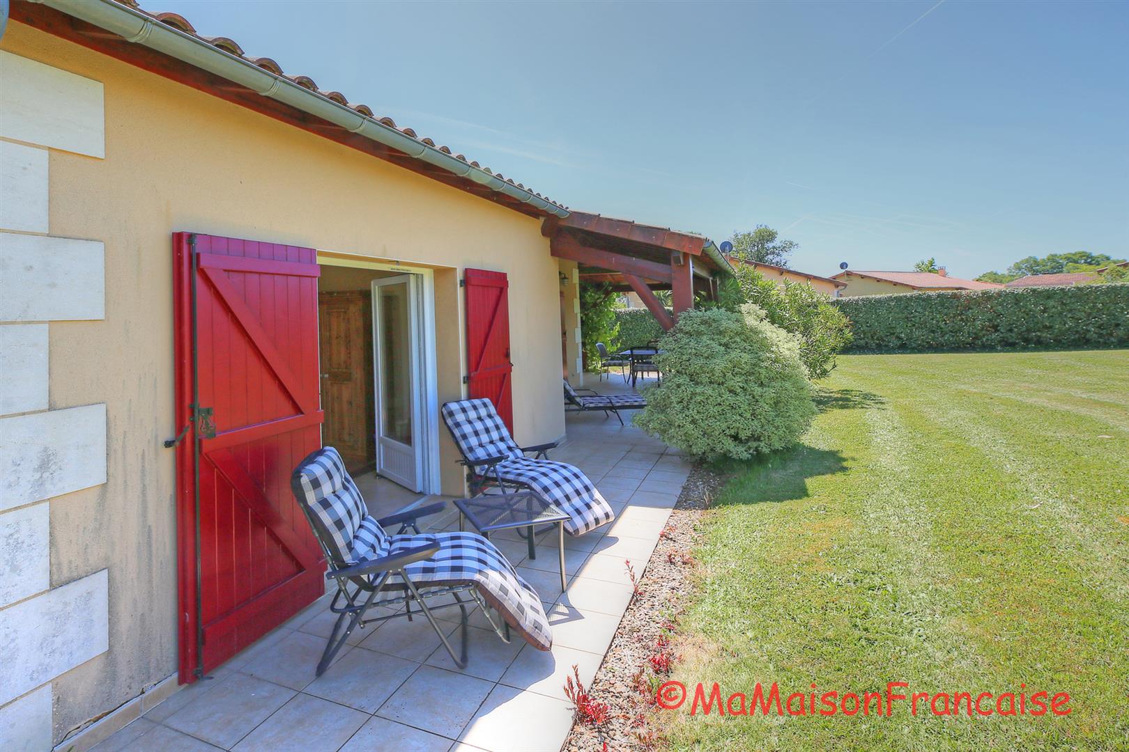 Immaculate 2bed/2bath Villa, communal swimming pool close to a 27 hole golf course