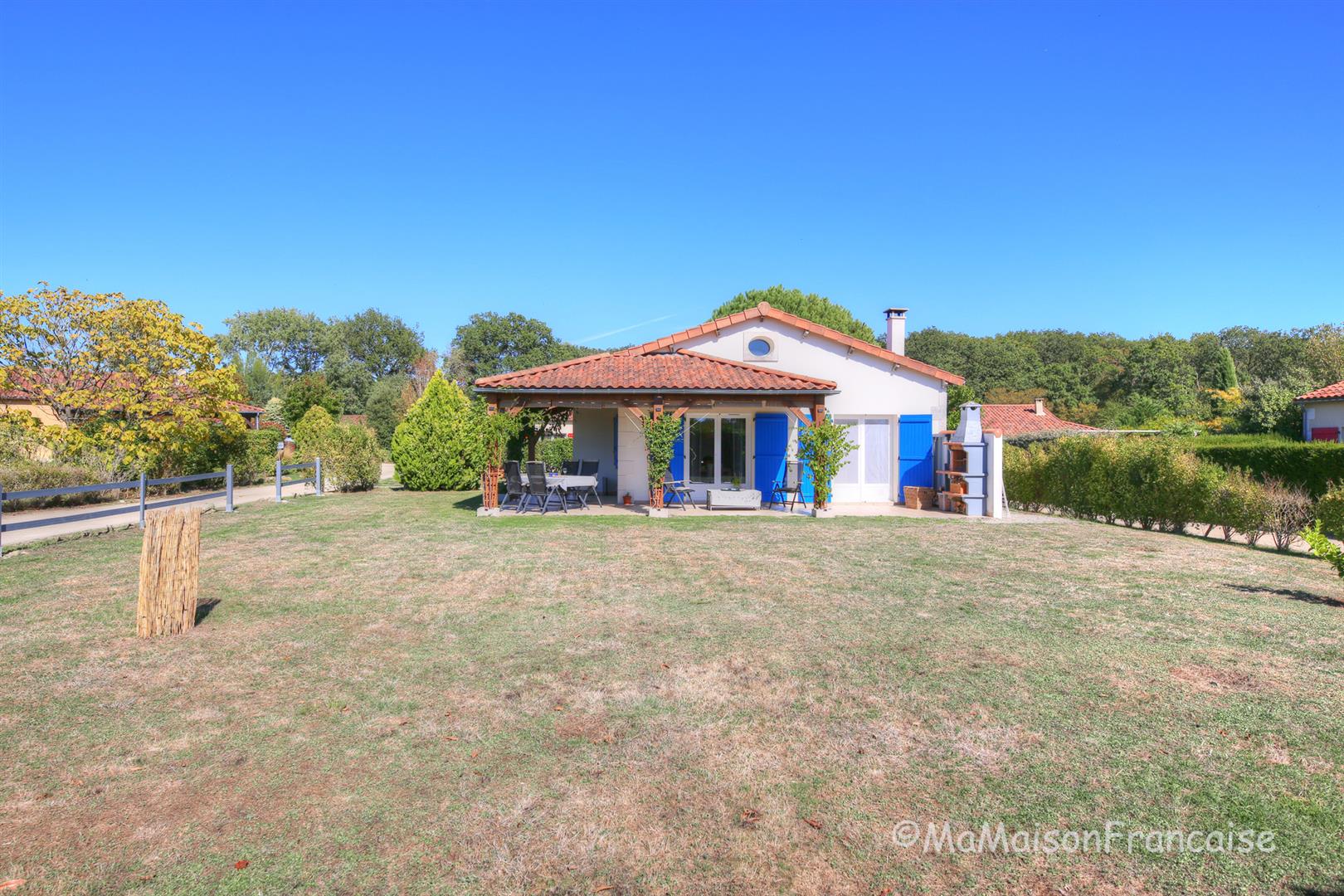 Detached 3 bed/2bath villa near 27 hole golf course, with on site facilities including swimming pool