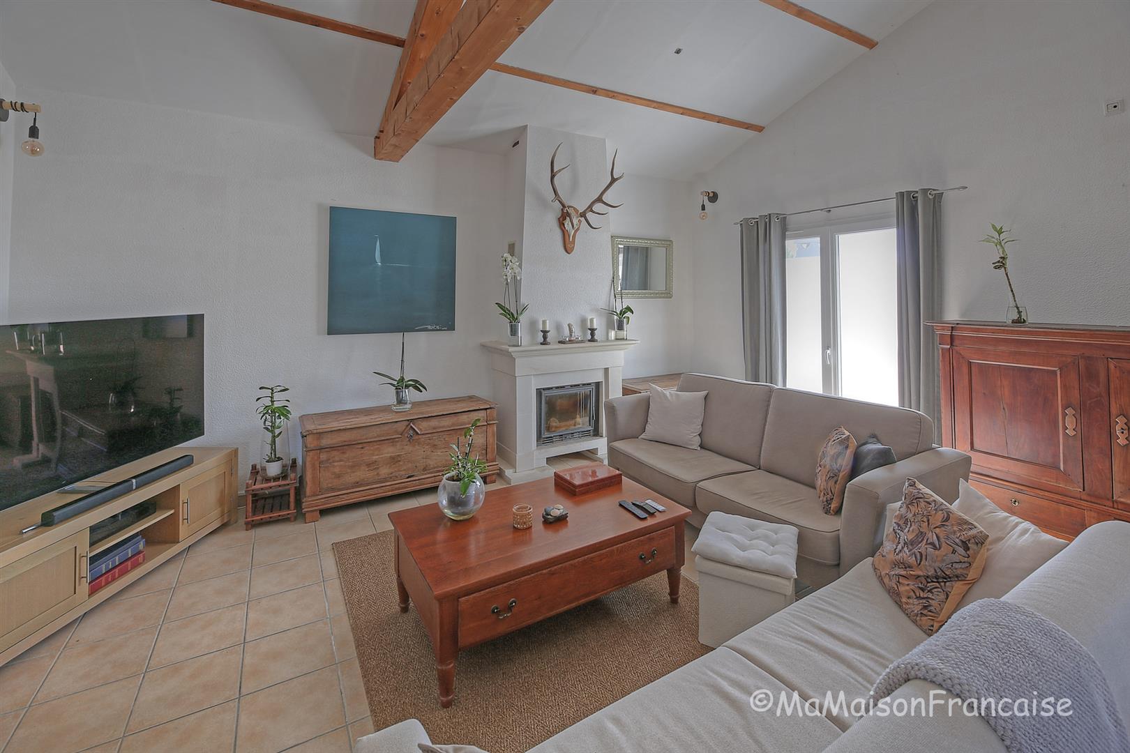 Detached 3 bed/2bath villa near 27 hole golf course, with on site facilities including swimming pool