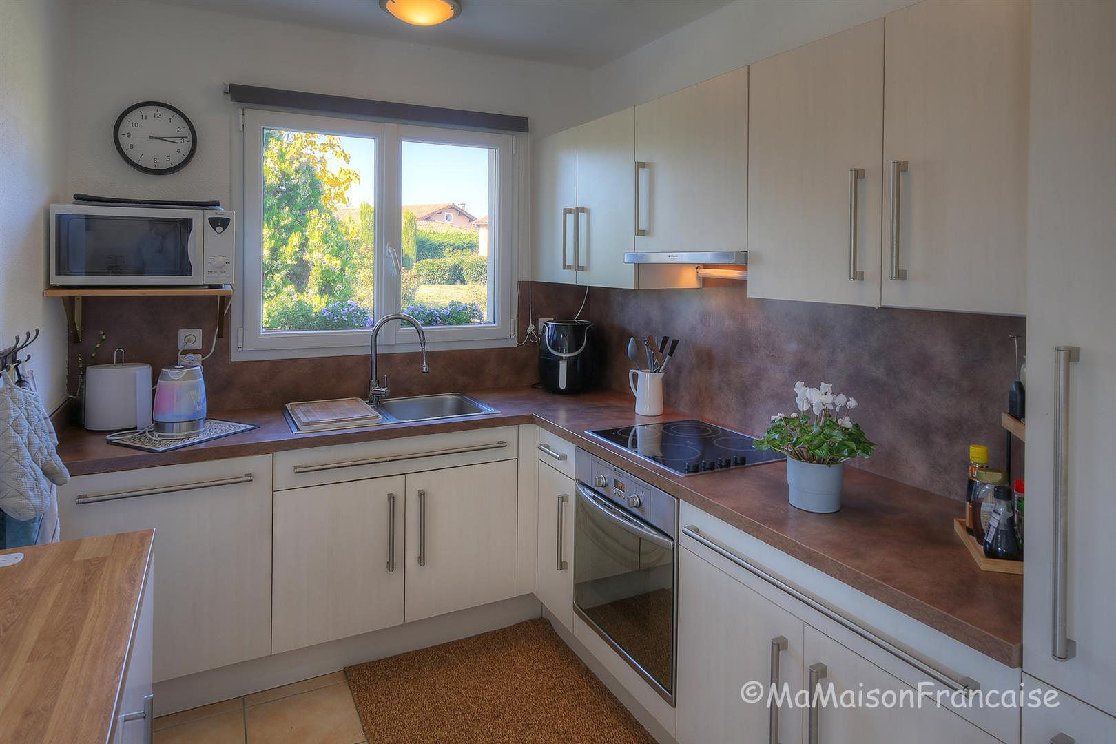Detached 3 bed/2bath villa near 27 hole golf course, with on site facilities including swimming pool