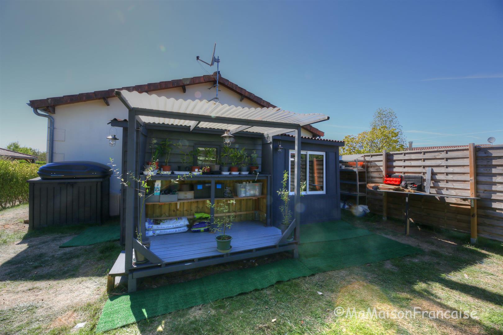 Detached 3 bed/2bath villa near 27 hole golf course, with on site facilities including swimming pool