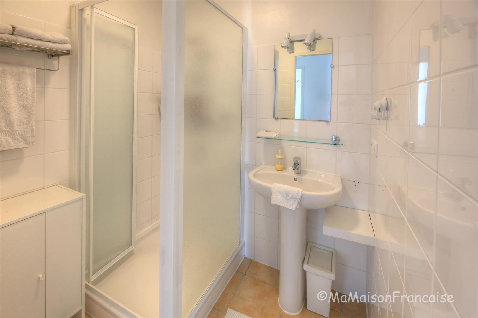 Detached 3 bed/2bath villa near 27 hole golf course, with on site facilities including swimming pool