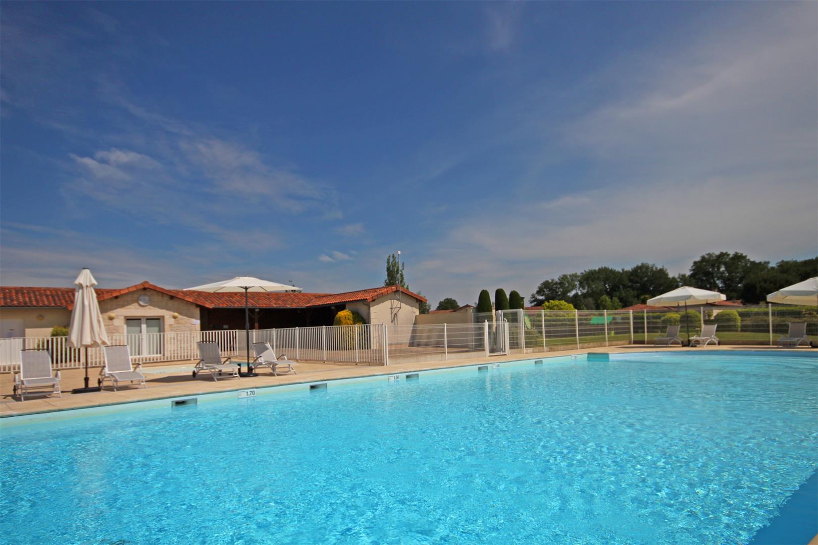 Detached 3 bed/2bath villa near 27 hole golf course, with on site facilities including swimming pool