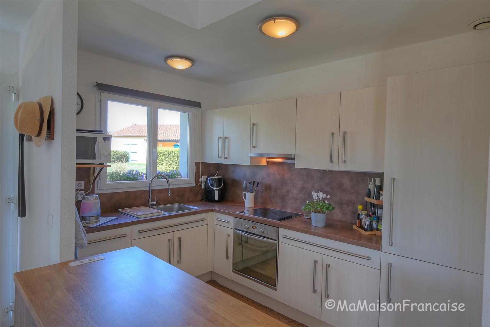 Detached 3 bed/2bath villa near 27 hole golf course, with on site facilities including swimming pool