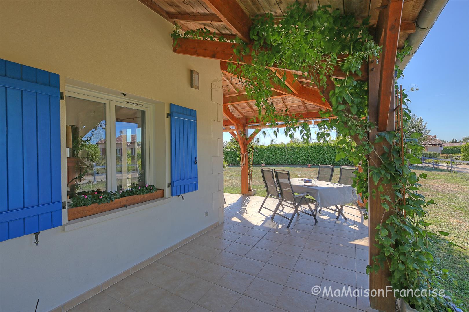 Detached 3 bed/2bath villa near 27 hole golf course, with on site facilities including swimming pool
