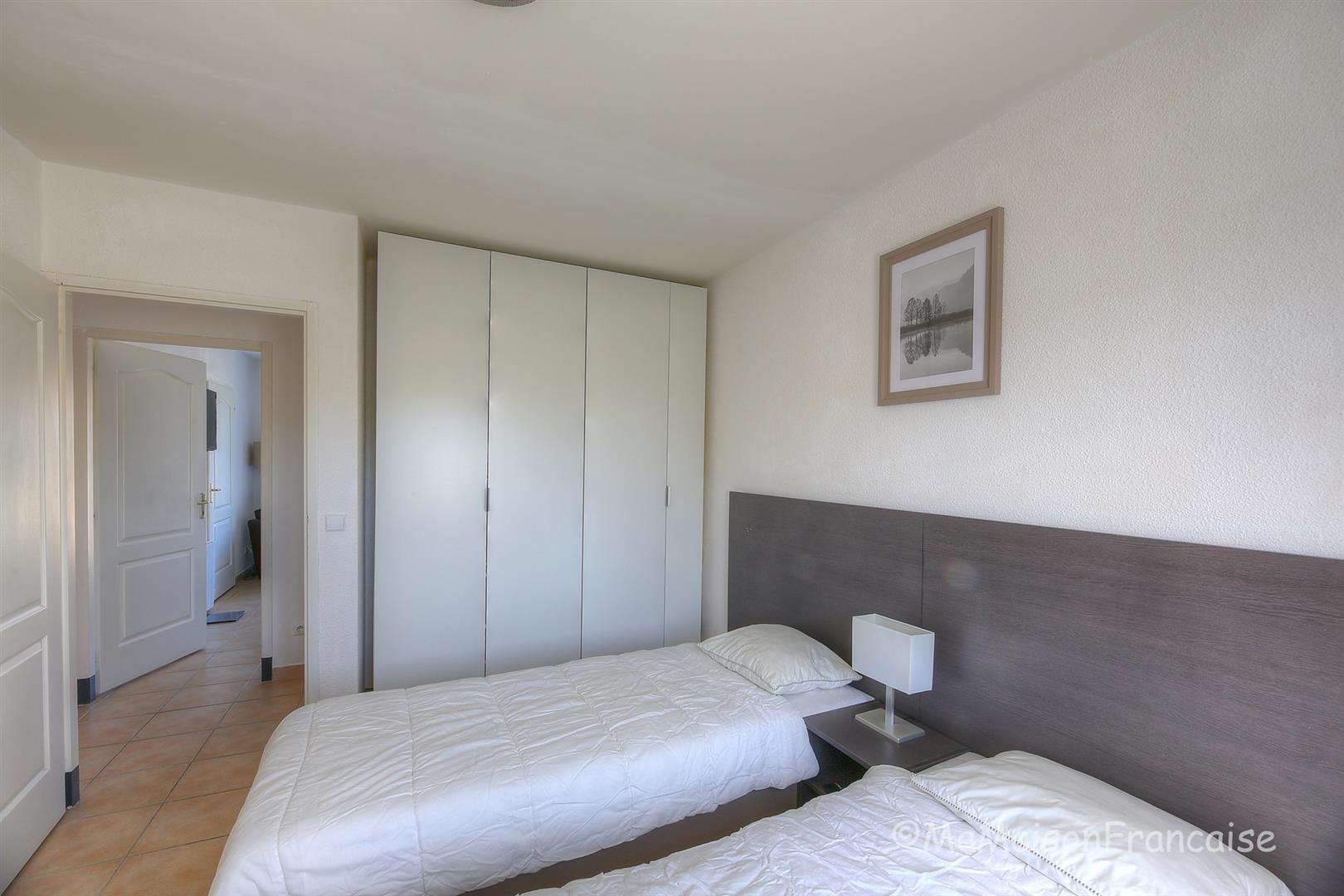 Detached 3 bed/2bath villa near 27 hole golf course, with on site facilities including swimming pool