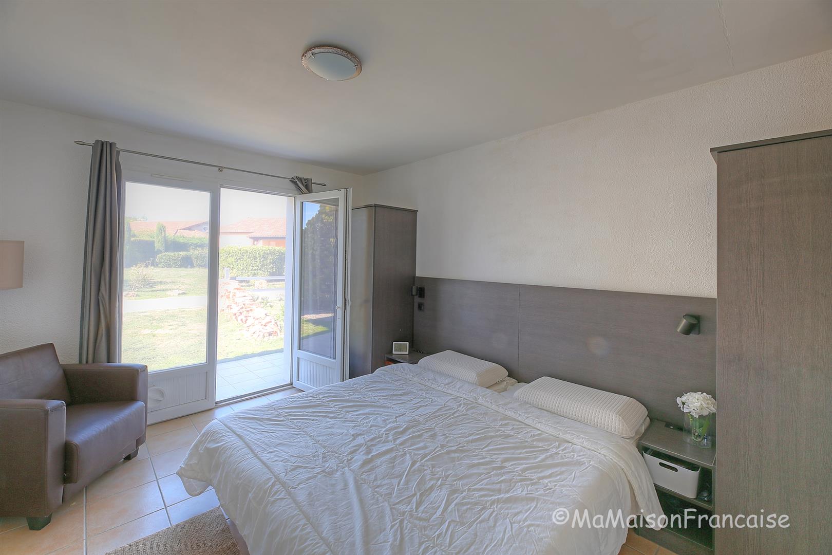 Detached 3 bed/2bath villa near 27 hole golf course, with on site facilities including swimming pool