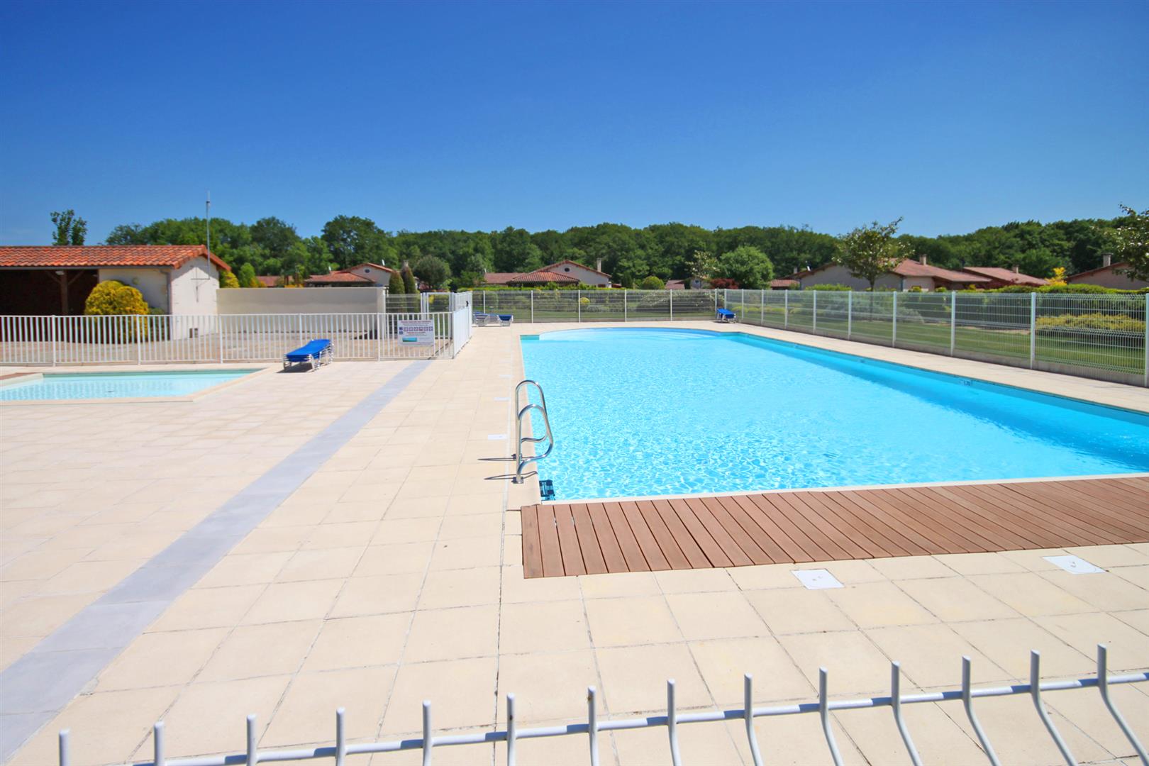 Detached 3 bed/2bath villa near 27 hole golf course, with on site facilities including swimming pool