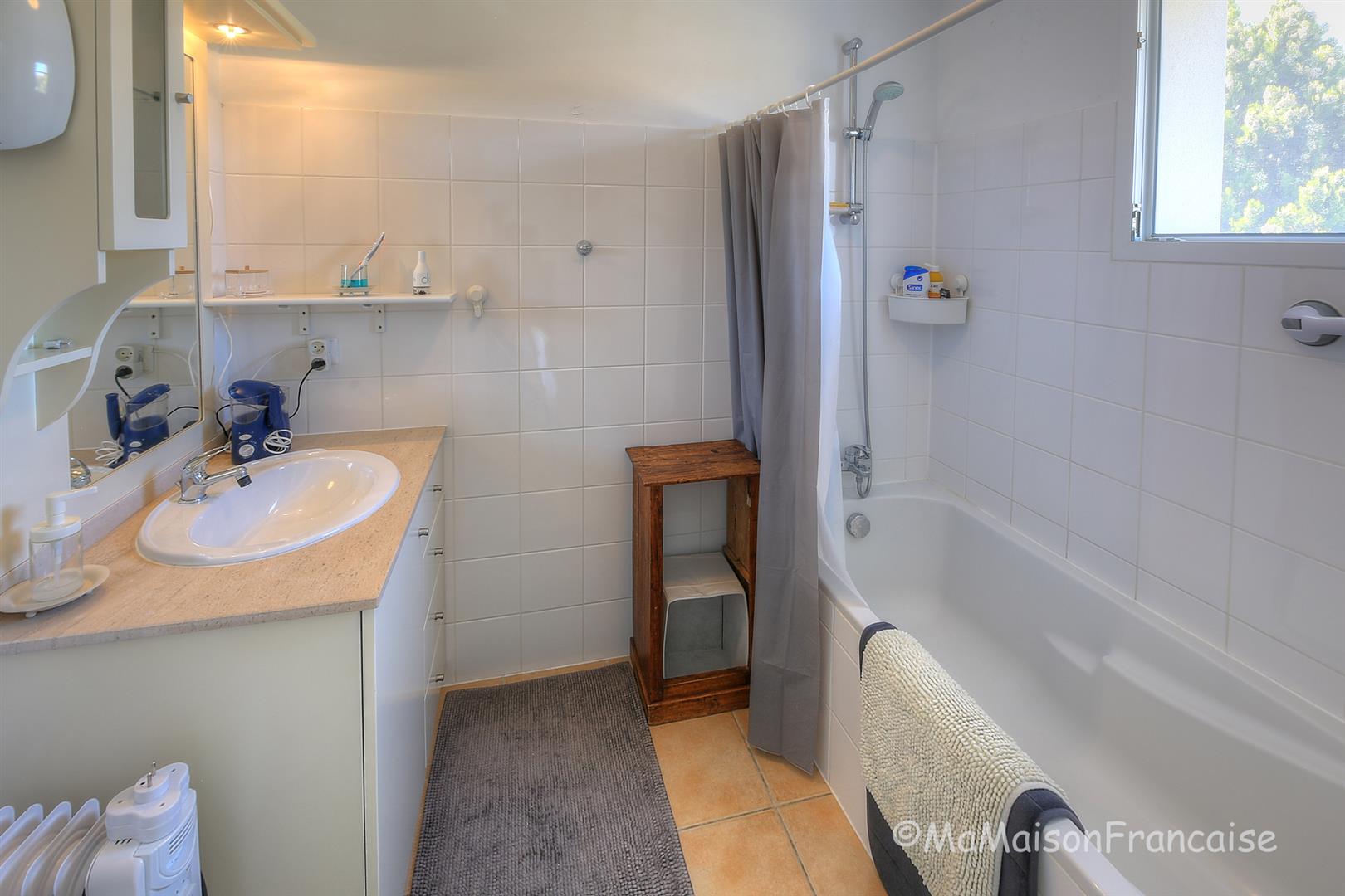 Detached 3 bed/2bath villa near 27 hole golf course, with on site facilities including swimming pool