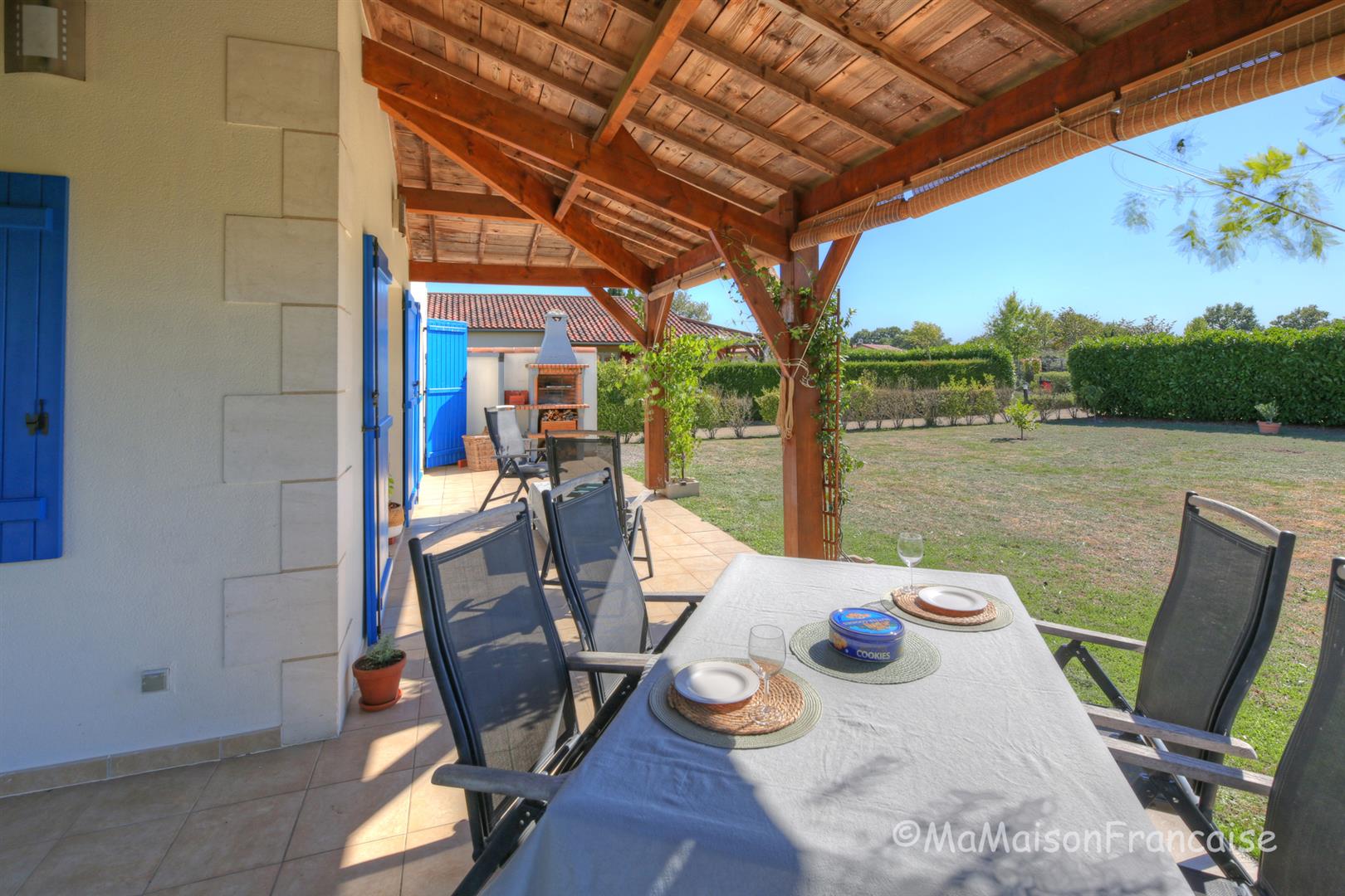 Detached 3 bed/2bath villa near 27 hole golf course, with on site facilities including swimming pool