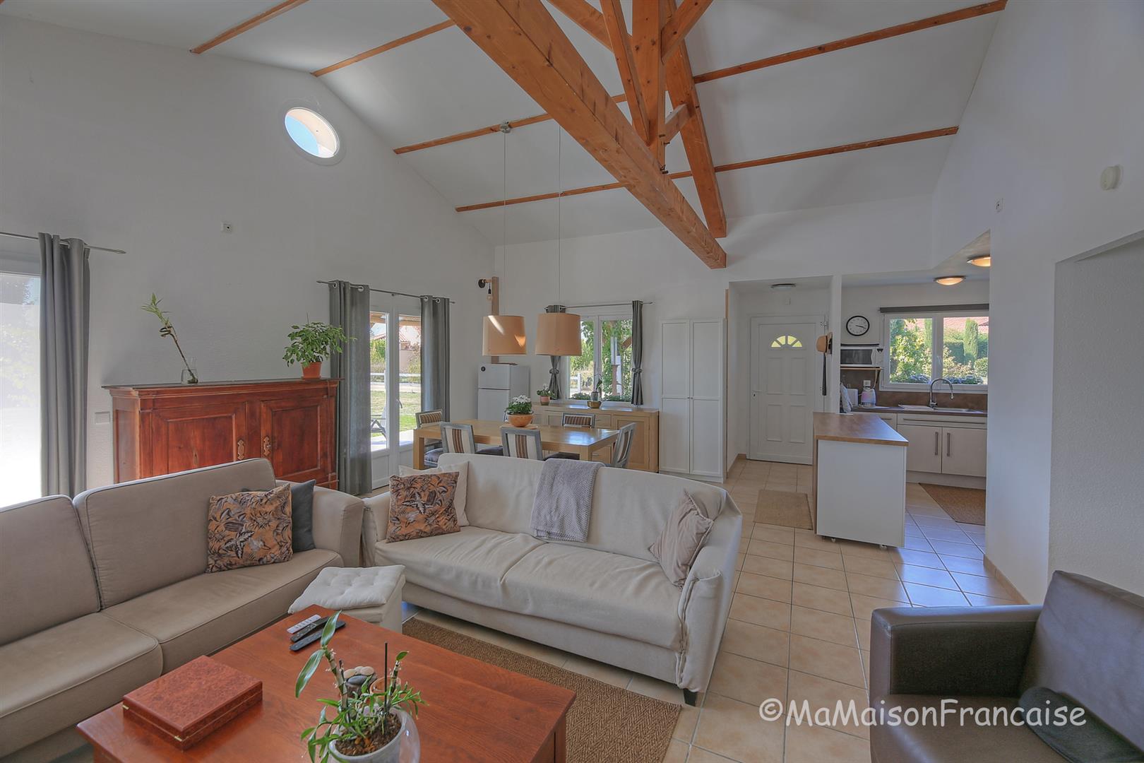 Detached 3 bed/2bath villa near 27 hole golf course, with on site facilities including swimming pool