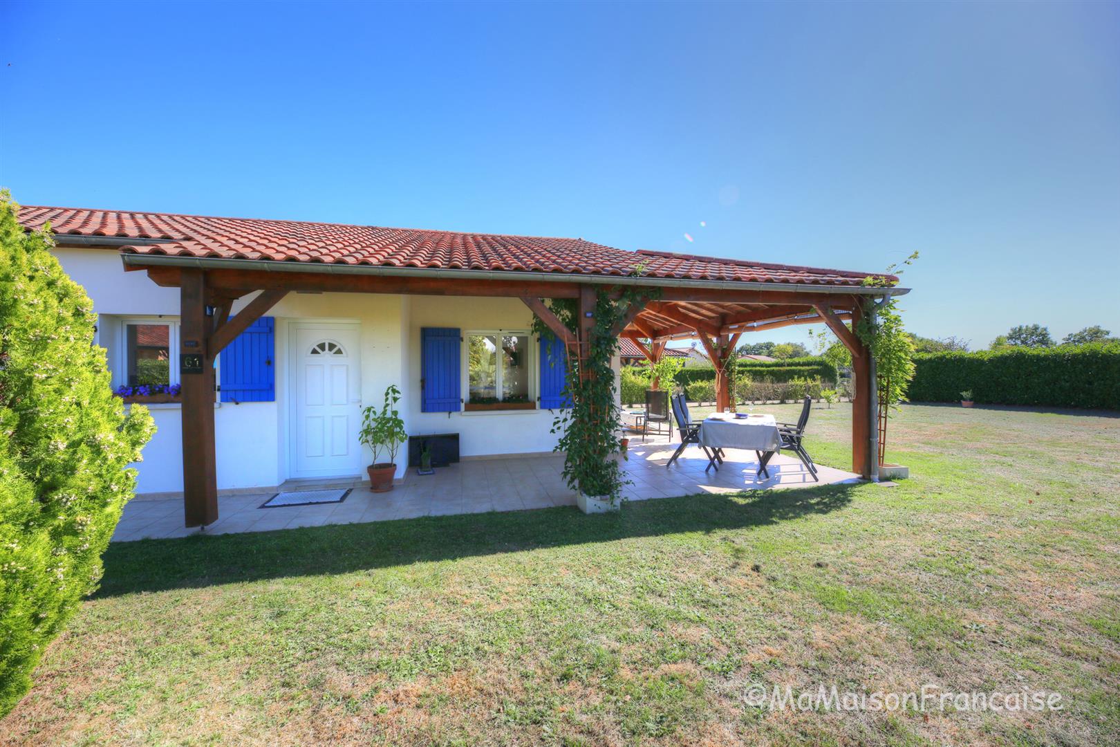 Detached 3 bed/2bath villa near 27 hole golf course, with on site facilities including swimming pool