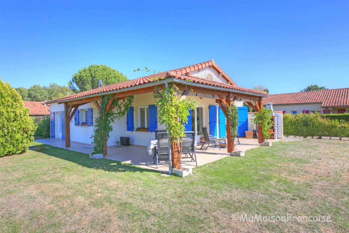 Detached 3 bed/2bath villa near 27 hole golf course, with on site facilities including swimming pool