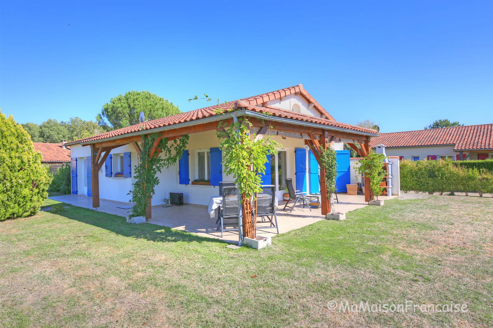 Detached 3 bed/2bath villa near 27 hole golf course, with on site facilities including swimming pool