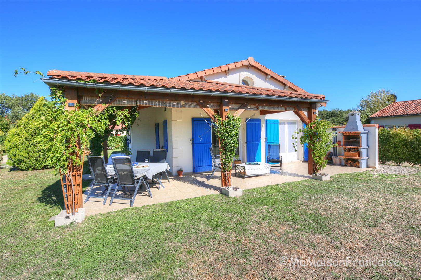 Detached 3 bed/2bath villa near 27 hole golf course, with on site facilities including swimming pool