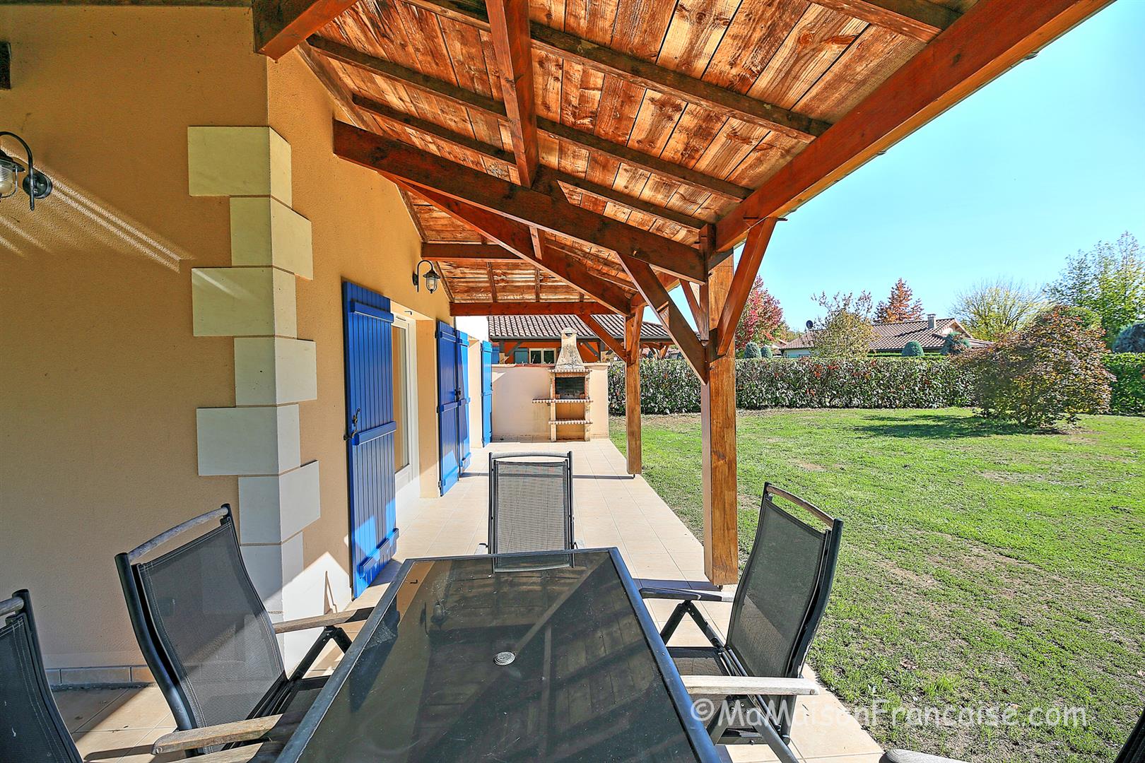 Villa 3 bed/2bath near 27 hole golf course, with on site facilities including swimming pool