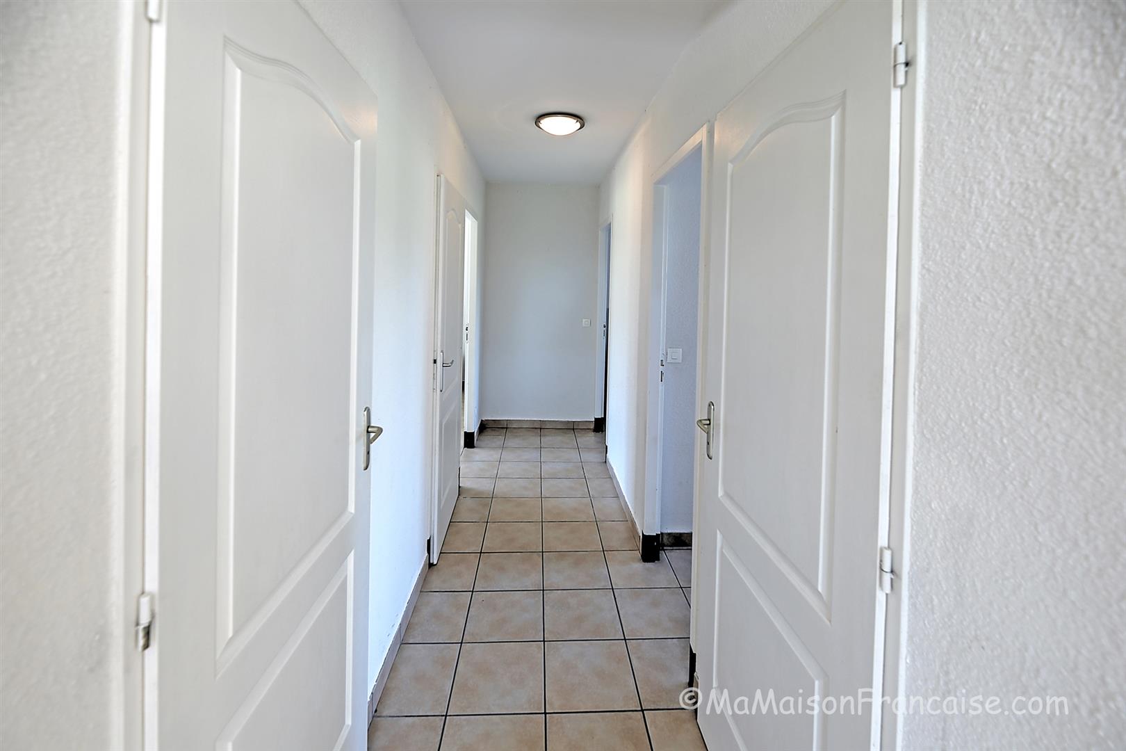 Villa 3 bed/2bath near 27 hole golf course, with on site facilities including swimming pool